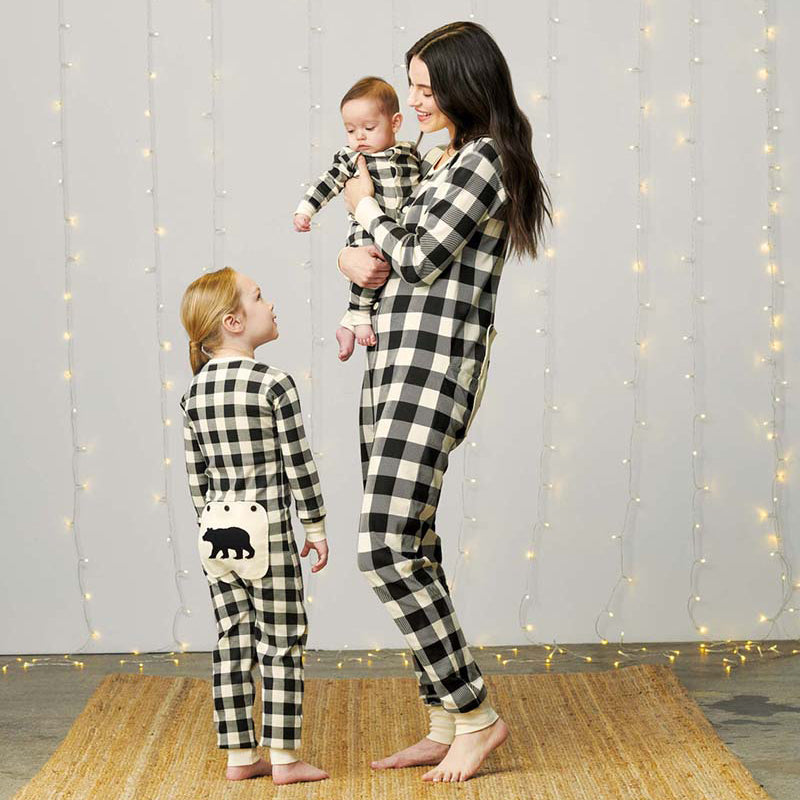 Jule-onesie i familiestil - creme-sort ternet mønster