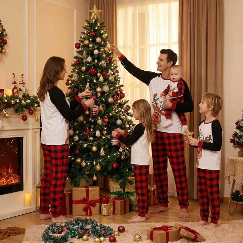 Weihnachtspyjama im Familienlook – Rentiermotiv mit Karomuster