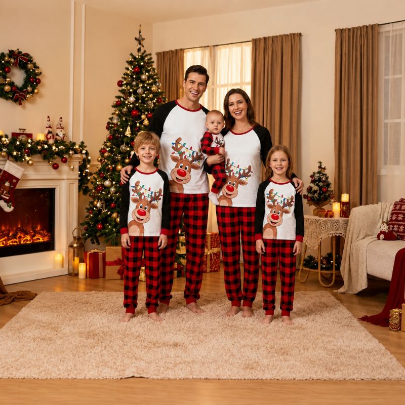 Weihnachtspyjama im Familienlook – Rentiermotiv mit Karomuster