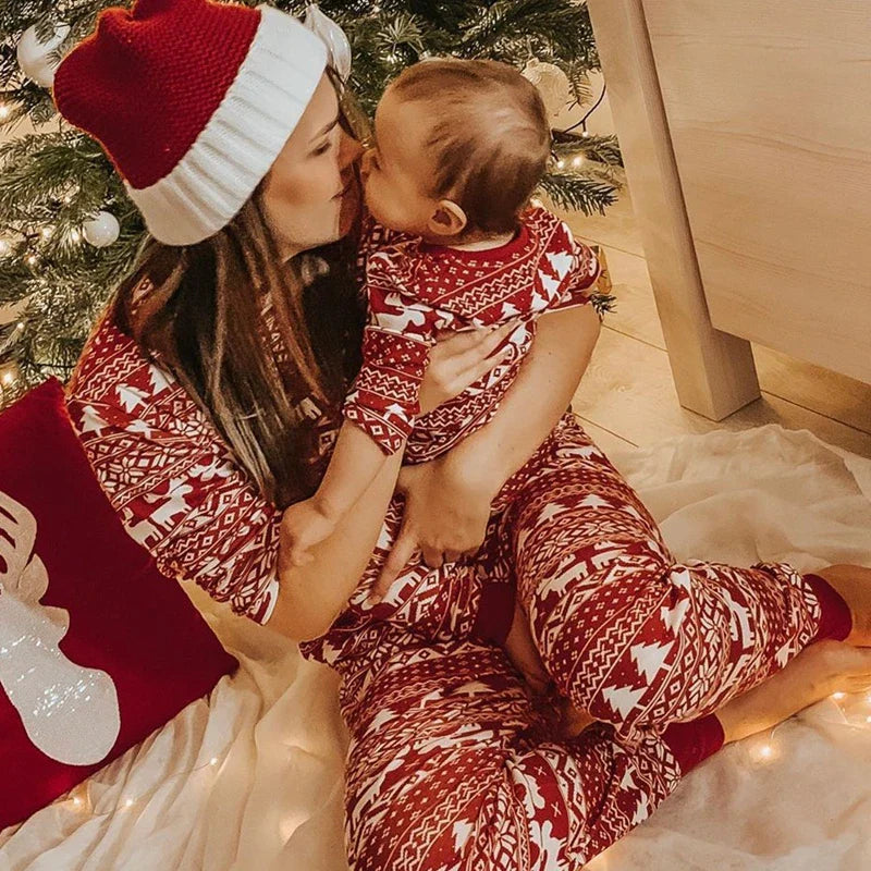 Julpyjamas med matchande familjedesign – rött älgmotiv med långa ärmar