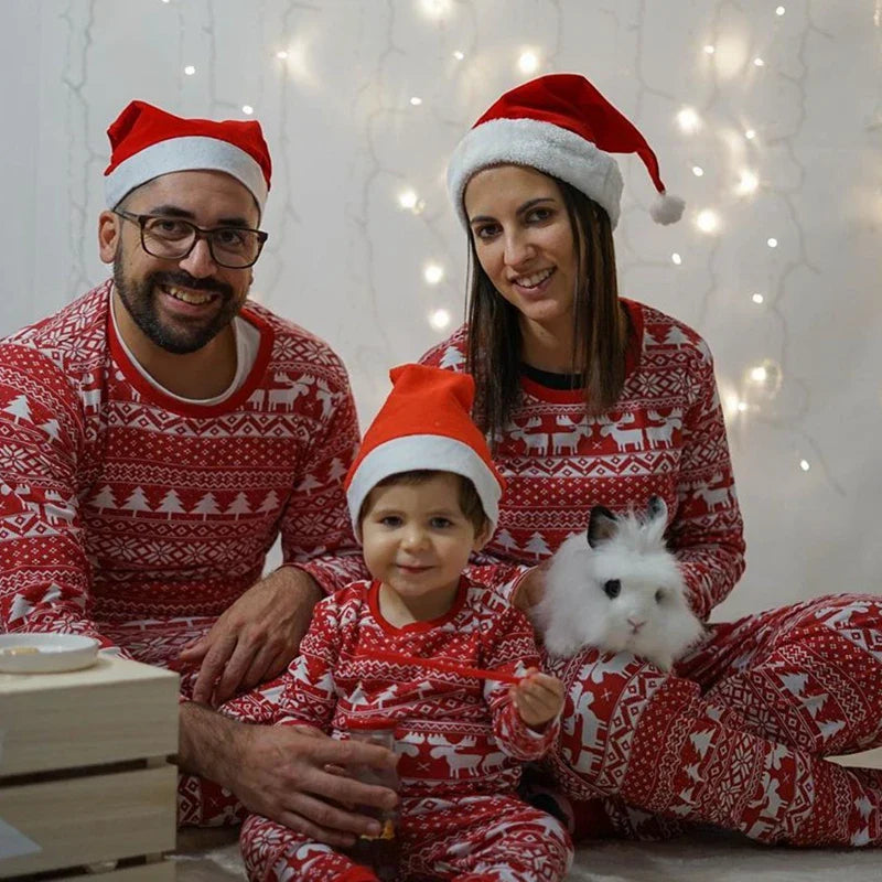 Julpyjamas med matchande familjedesign – rött älgmotiv med långa ärmar