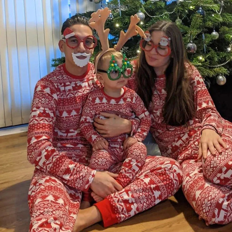 Julpyjamas med matchande familjedesign – rött älgmotiv med långa ärmar