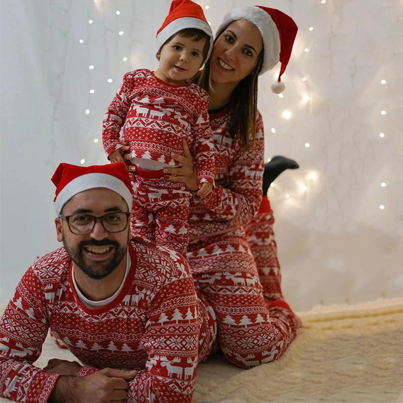 Julpyjamas med matchande familjedesign – rött älgmotiv med långa ärmar