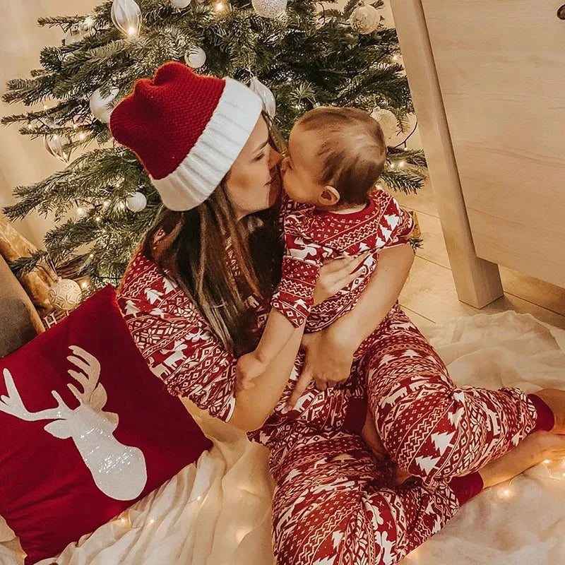 Julpyjamas med matchande familjedesign – rött älgmotiv med långa ärmar