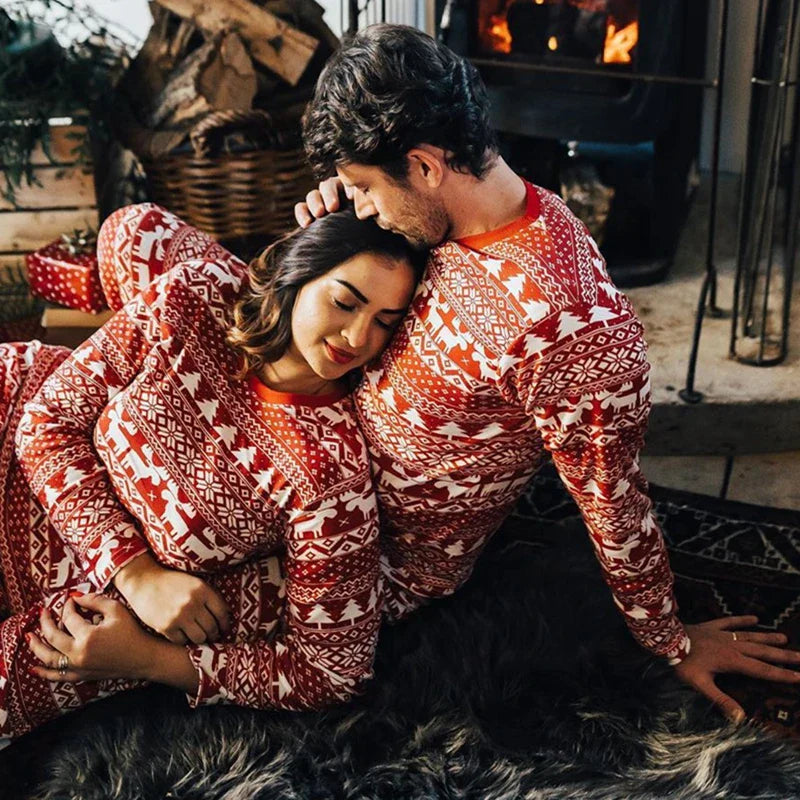 Julpyjamas med matchande familjedesign – rött älgmotiv med långa ärmar