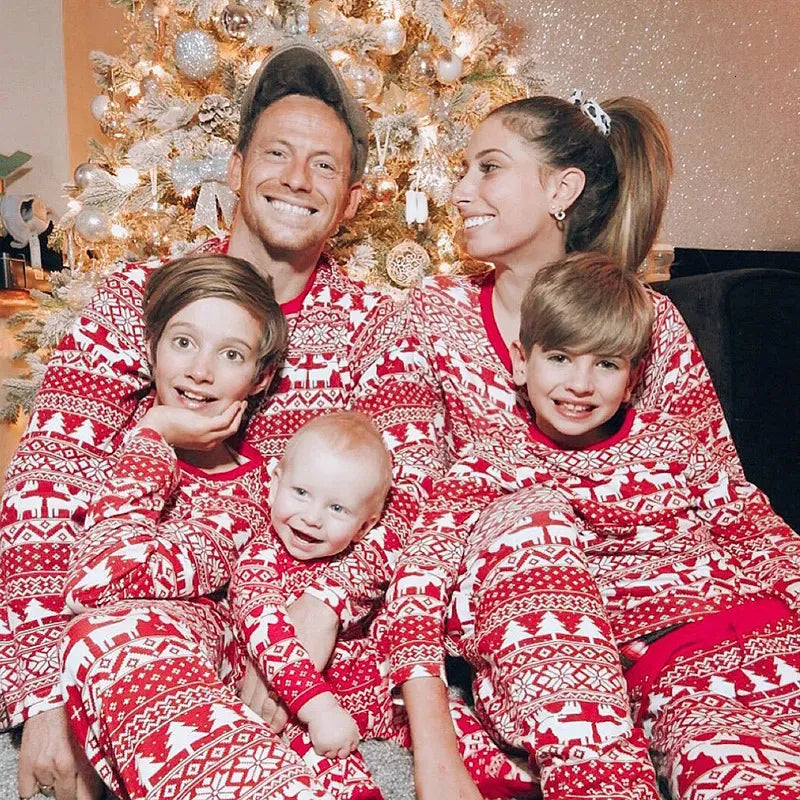 Julpyjamas med matchande familjedesign – rött älgmotiv med långa ärmar