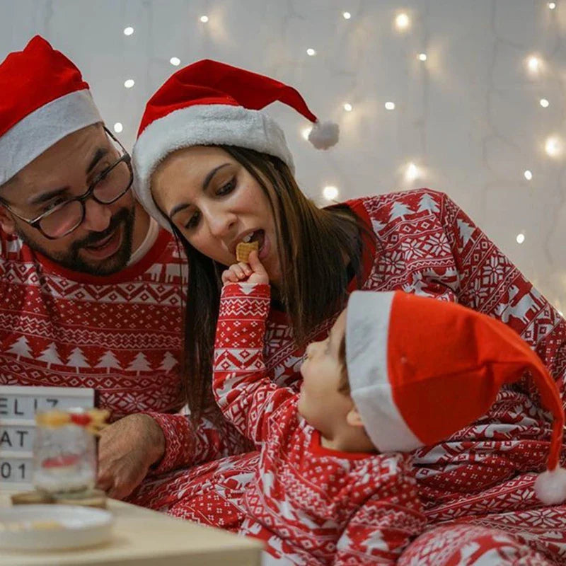 Julpyjamas med matchande familjedesign – rött älgmotiv med långa ärmar