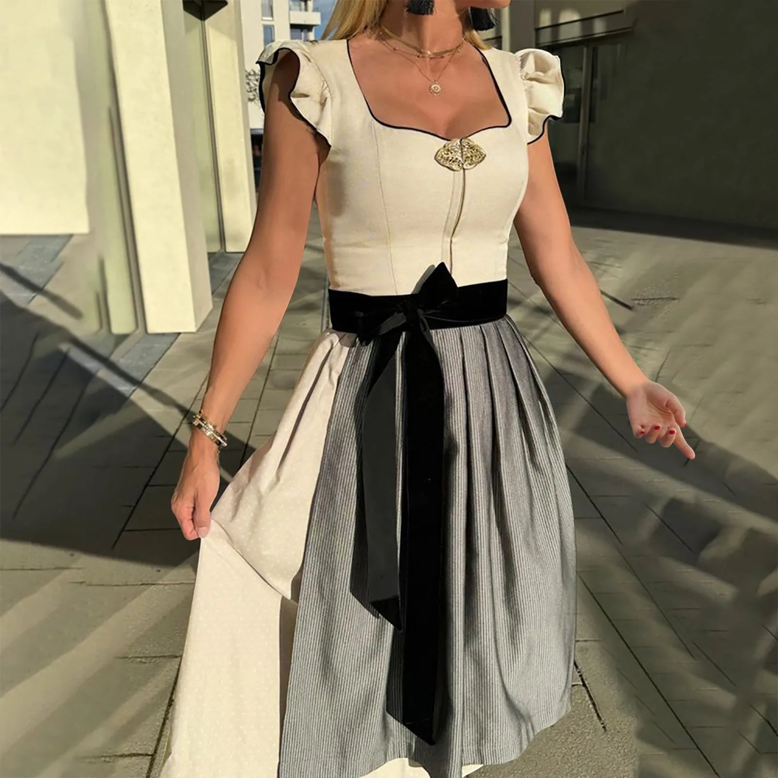 Dirndl für Damen im traditionellen Stil mit modernen Akzenten